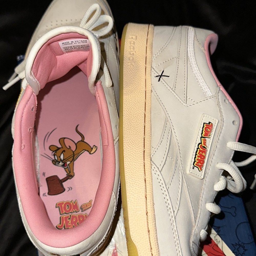 Tom & Jerry Reebok. Size 12. - Picture 4 of 4